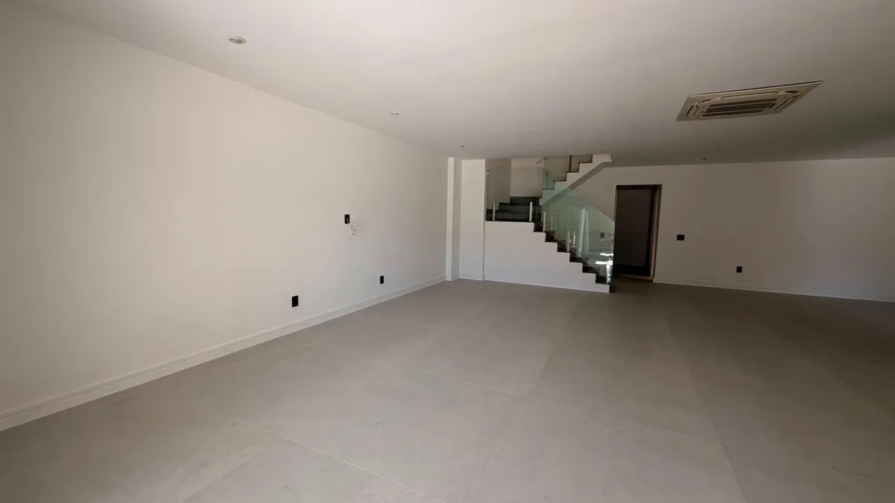 Unfurnished house with 5 bedrooms and balcony grill
