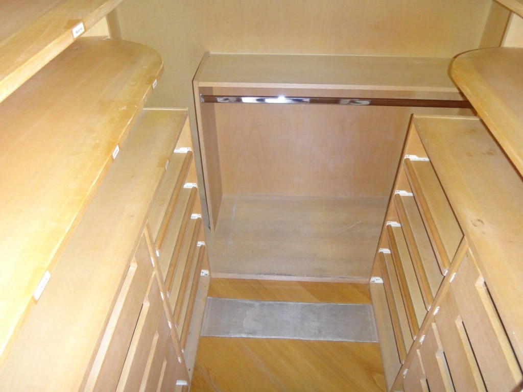 2-bedroom apartment with a walk-in closet — photo 23