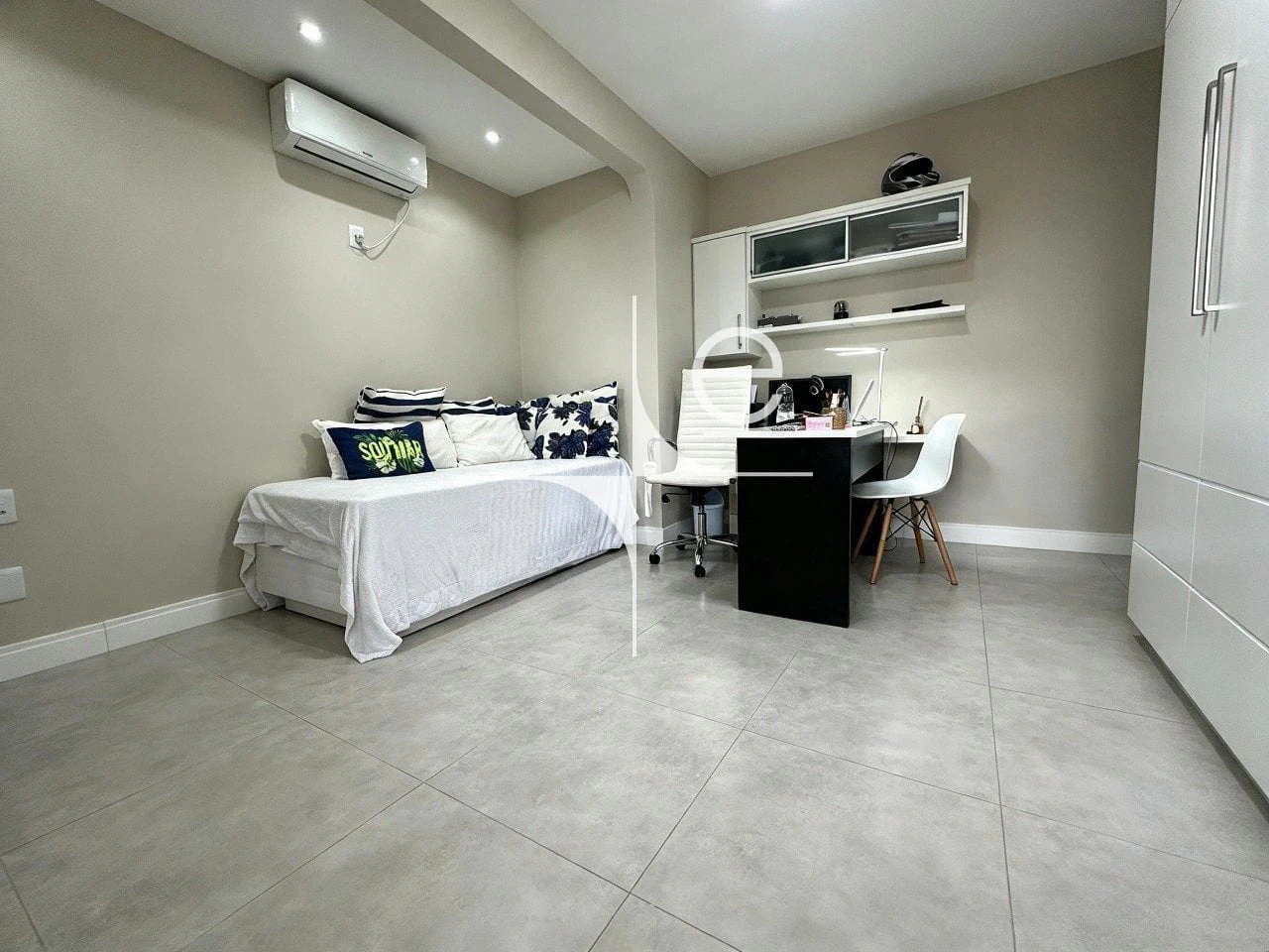 Furnished apartment, 184 m², with floor-to-ceiling windows — photo 12
