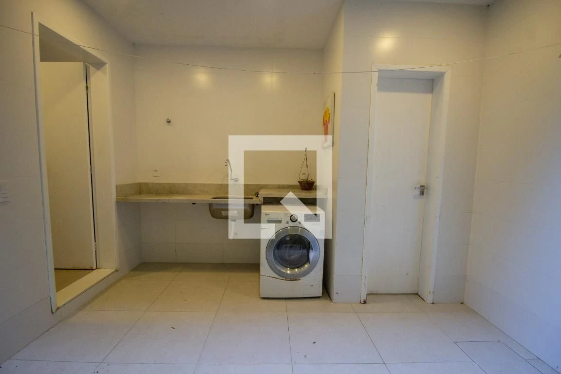4-bedroom house with a bathtub in Rio de Janeiro — photo 87