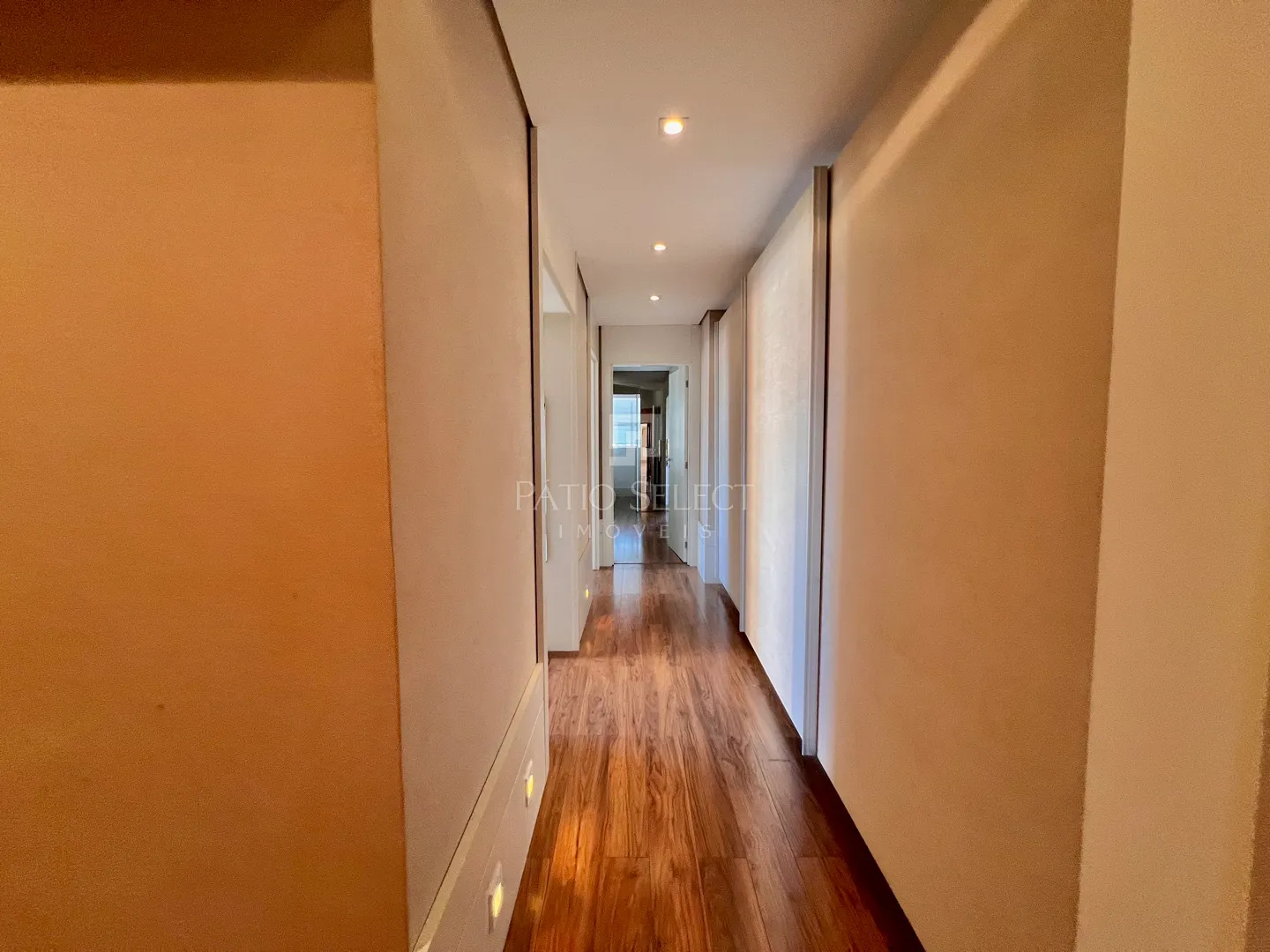 Гардеробная и 3 спальни: квартира 180 м² — photo 83