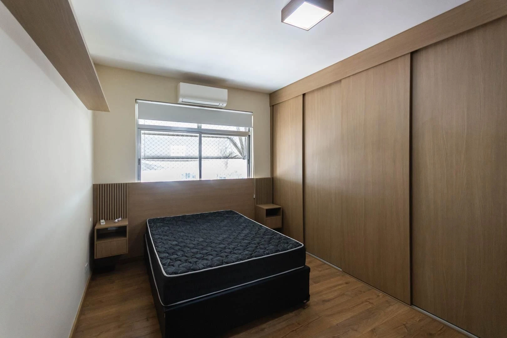 Balcony with a grill in a 3-bedroom apartment, 135 m² — photo 5