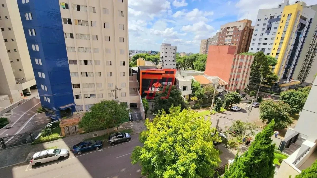 3-bedroom apartment with a bathtub in Curitiba — photo 37