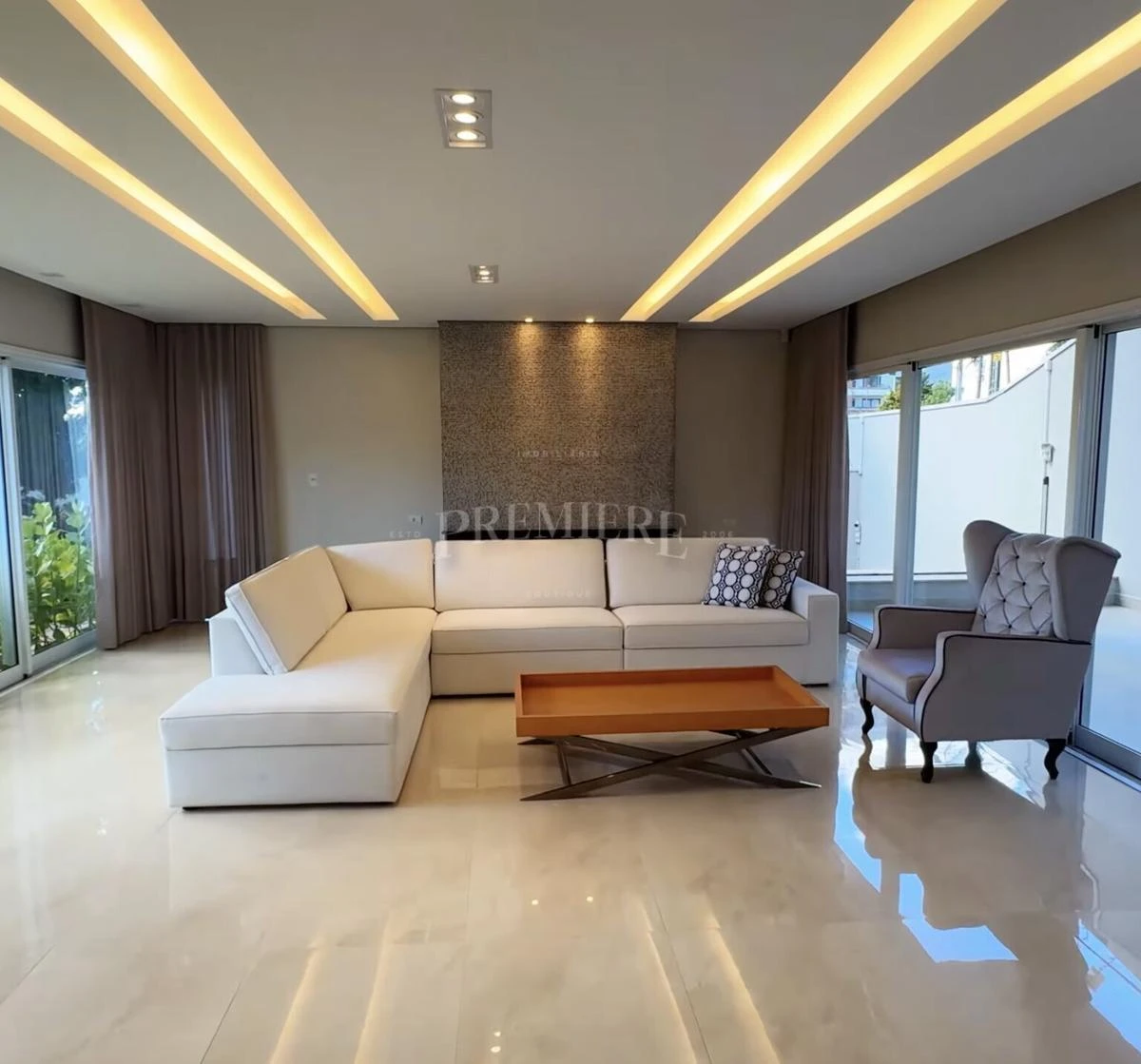 4-bedroom house with a glass-enclosed balcony in Curitiba — photo 3