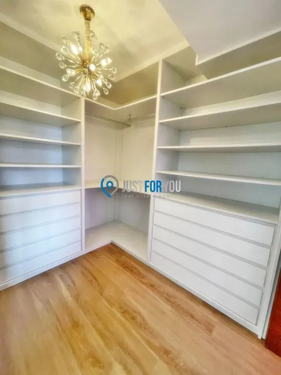 Furnished house with 4 en-suites and 330 m² plus 2 parking — photo 3