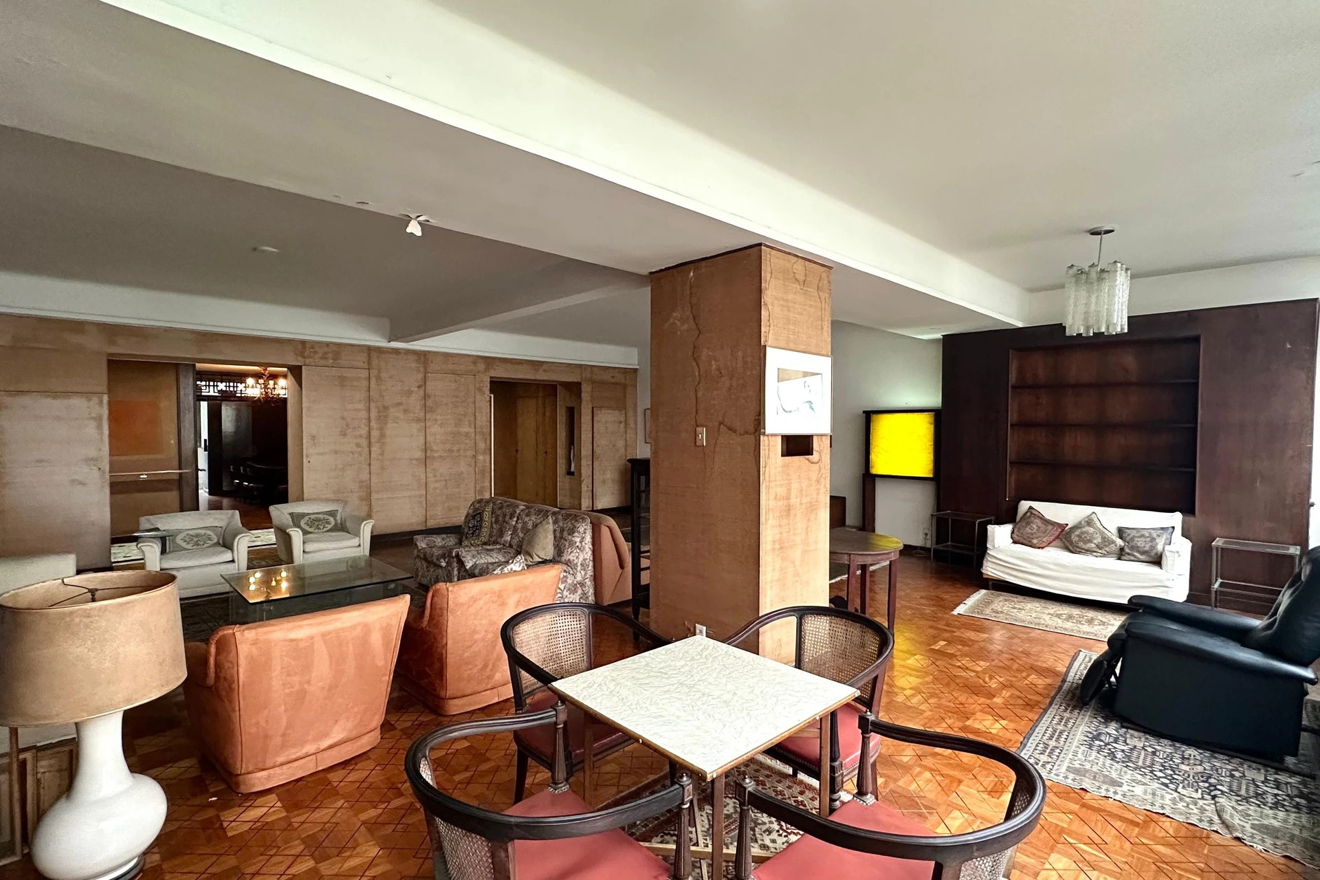 Bathtub in a 4-bedroom apartment, 290 m² — photo 40