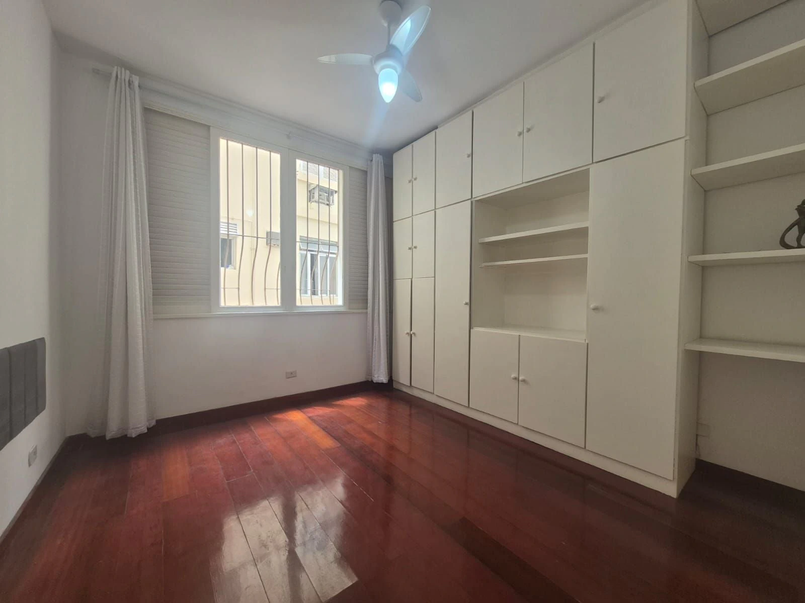 Wood or laminate floors in a 3-bedroom apartment, 100 m² — photo 8