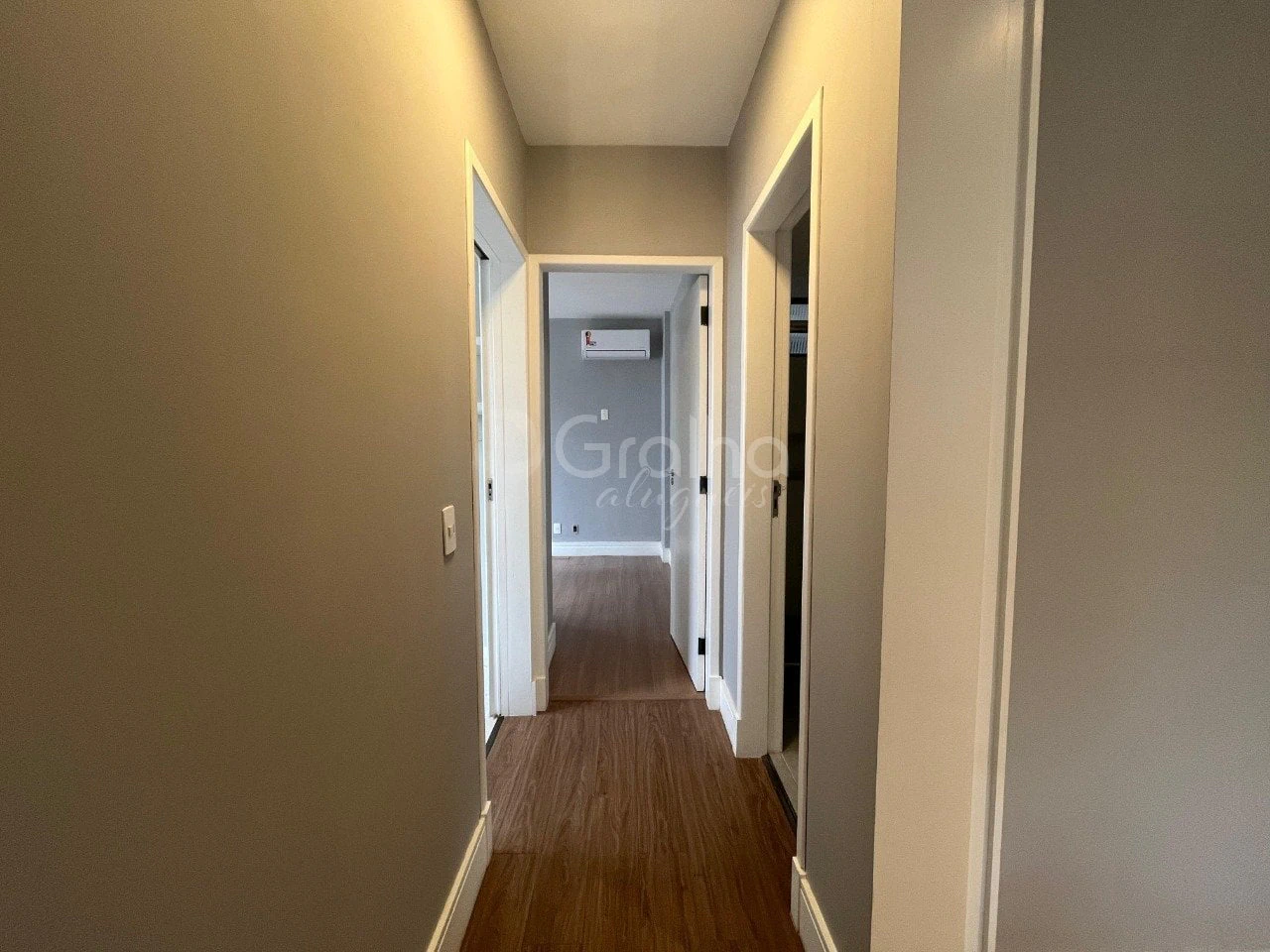 Apartamento com piso de madeira ou laminado, Centro — photo 3