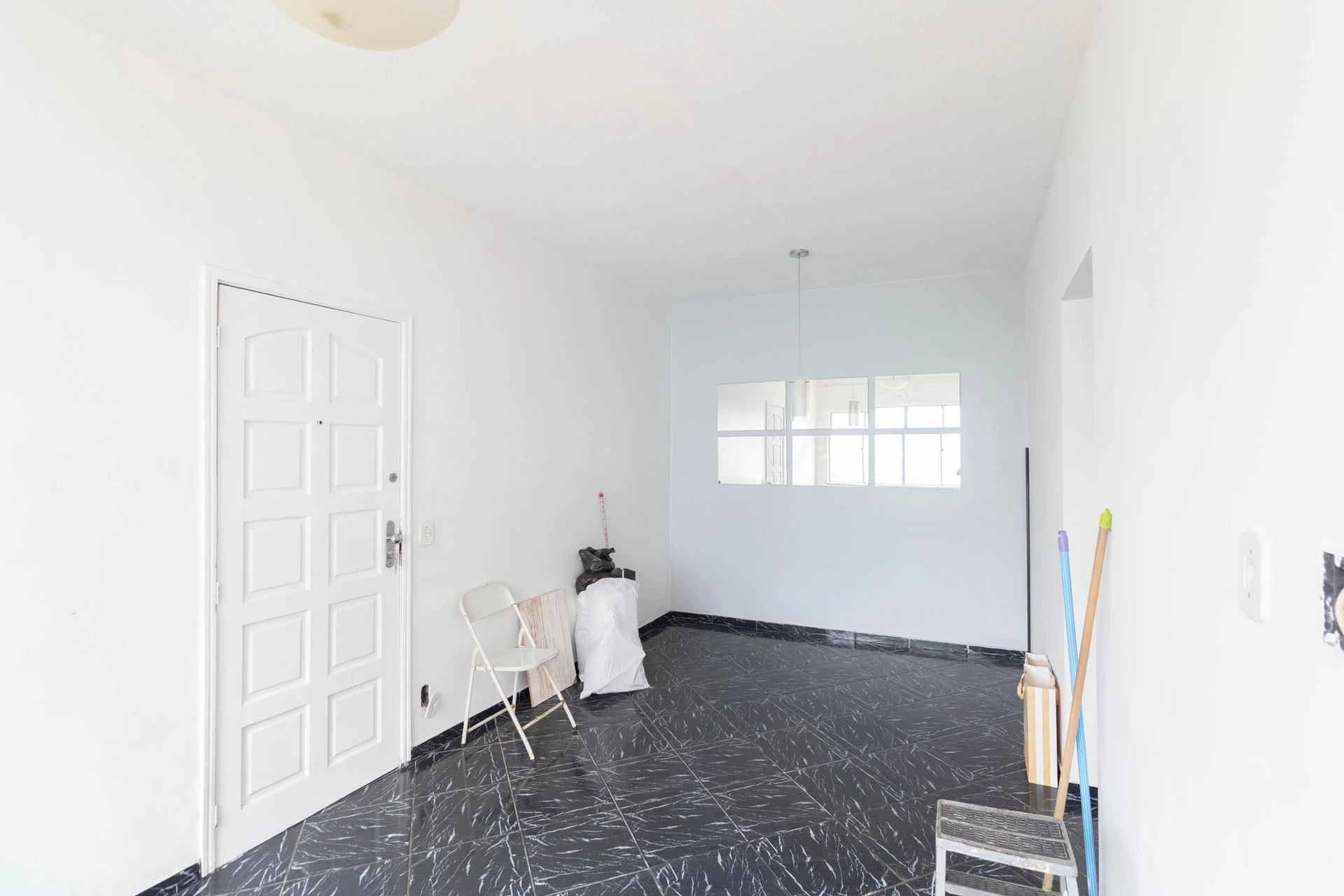 2-bedroom apartment in a building with a gym — photo 7