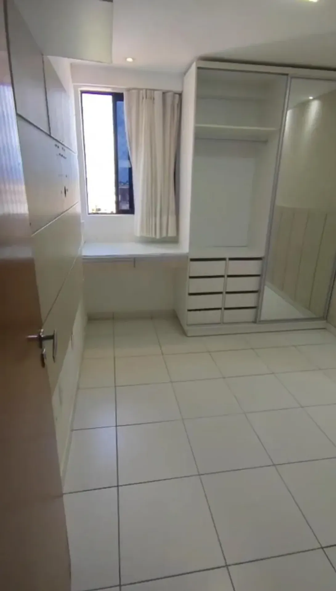 2-bedroom apartment in a building with a gym — photo 2