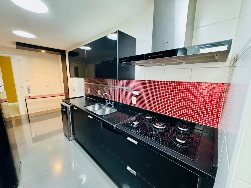 Furnished 3-bedroom apartment with an outdoor pool — photo 10