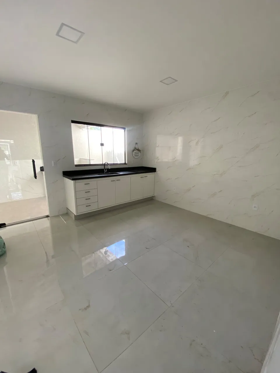 Unfurnished house with 2 bedrooms and 1 bathroom