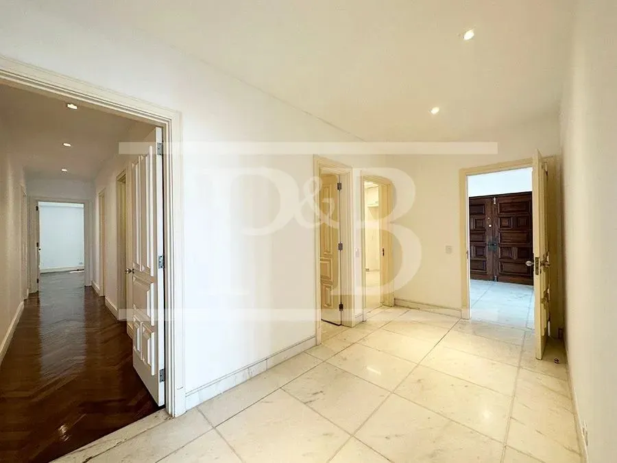 250 m² apartment with 4 bedrooms and a glassed-in balcony — photo 18