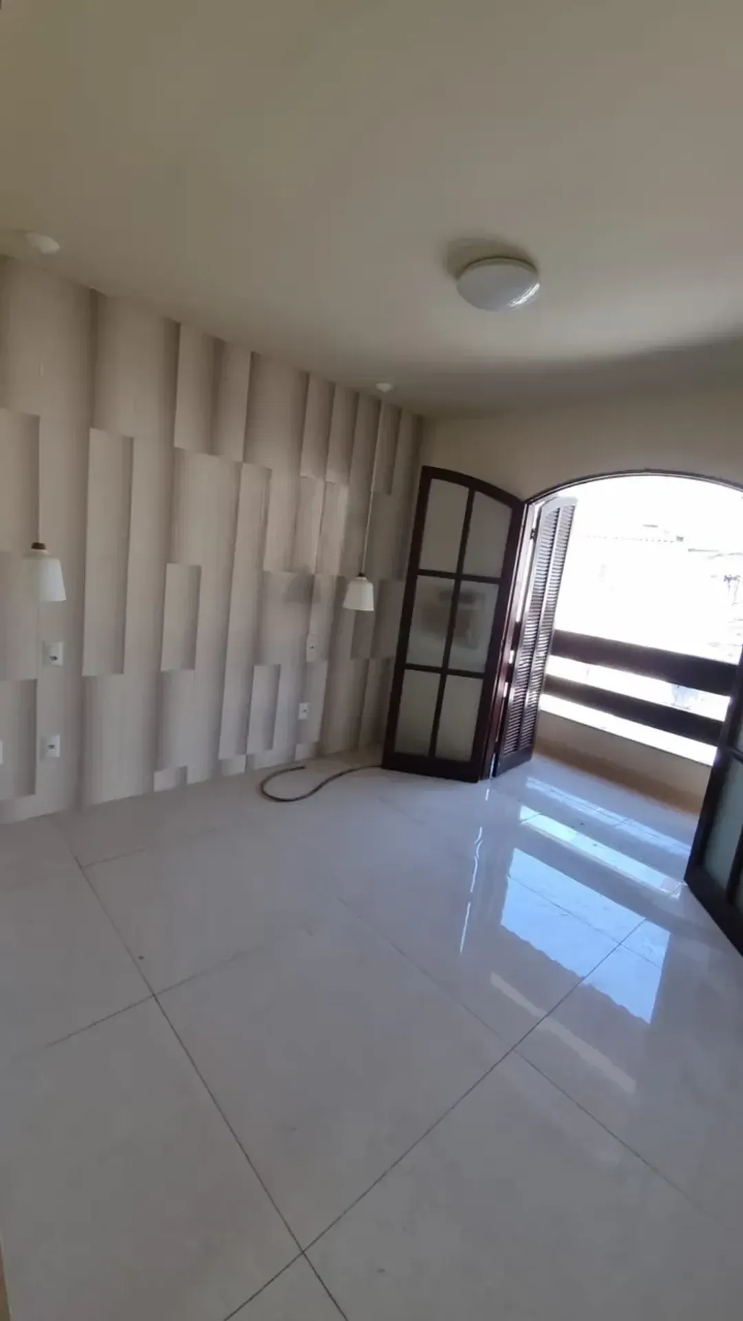 200 m² house with a glass-enclosed balcony and a bathtub
