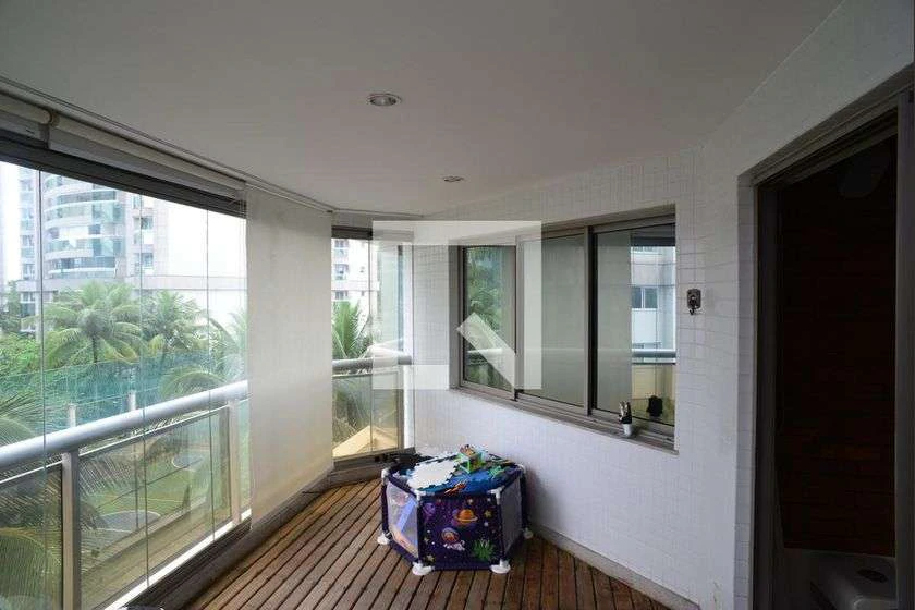 4-bedroom apartment with enclosed glass balcony — photo 22