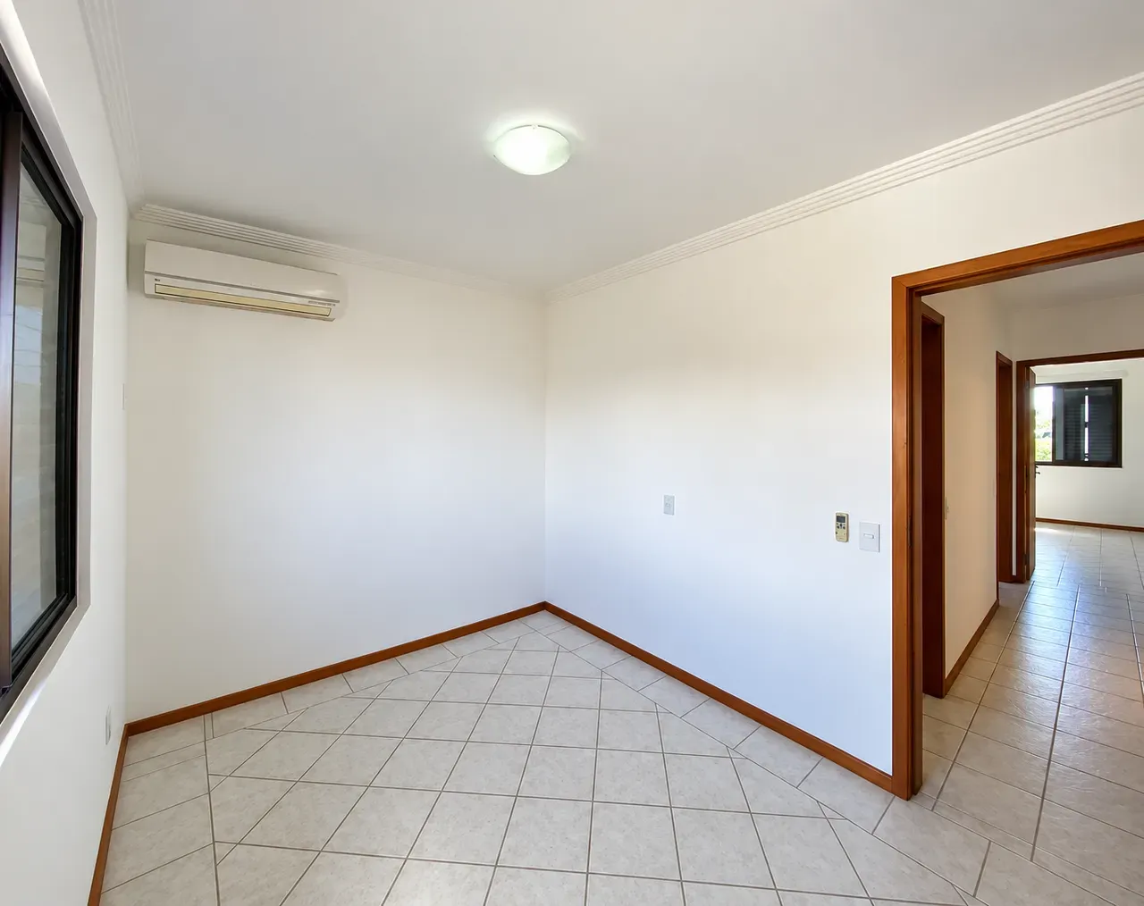 Apartment on the 3rd floor with a grill on the balcony — photo 5
