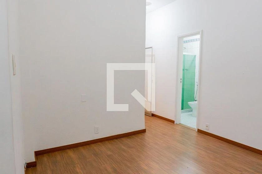 One-bedroom apartment with wood or laminate floors — photo 6