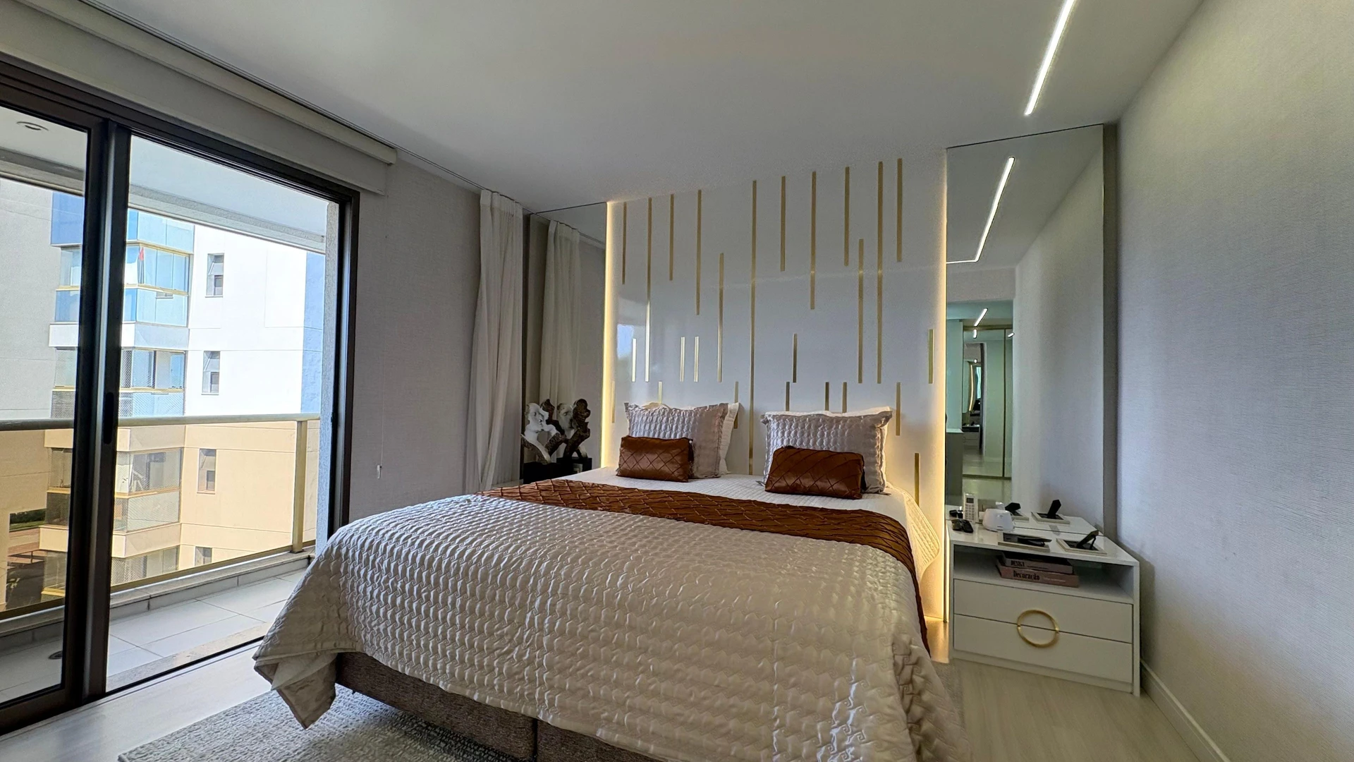 Jacuzzi in a 5-bedroom apartment, 217 m² — photo 5