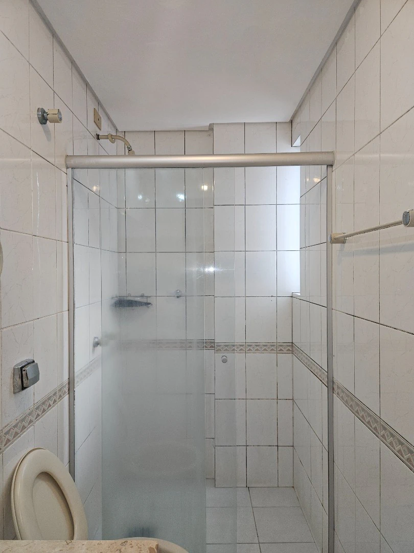 Wood or laminate floors in a one-bedroom apartment, 51 m² — photo 18