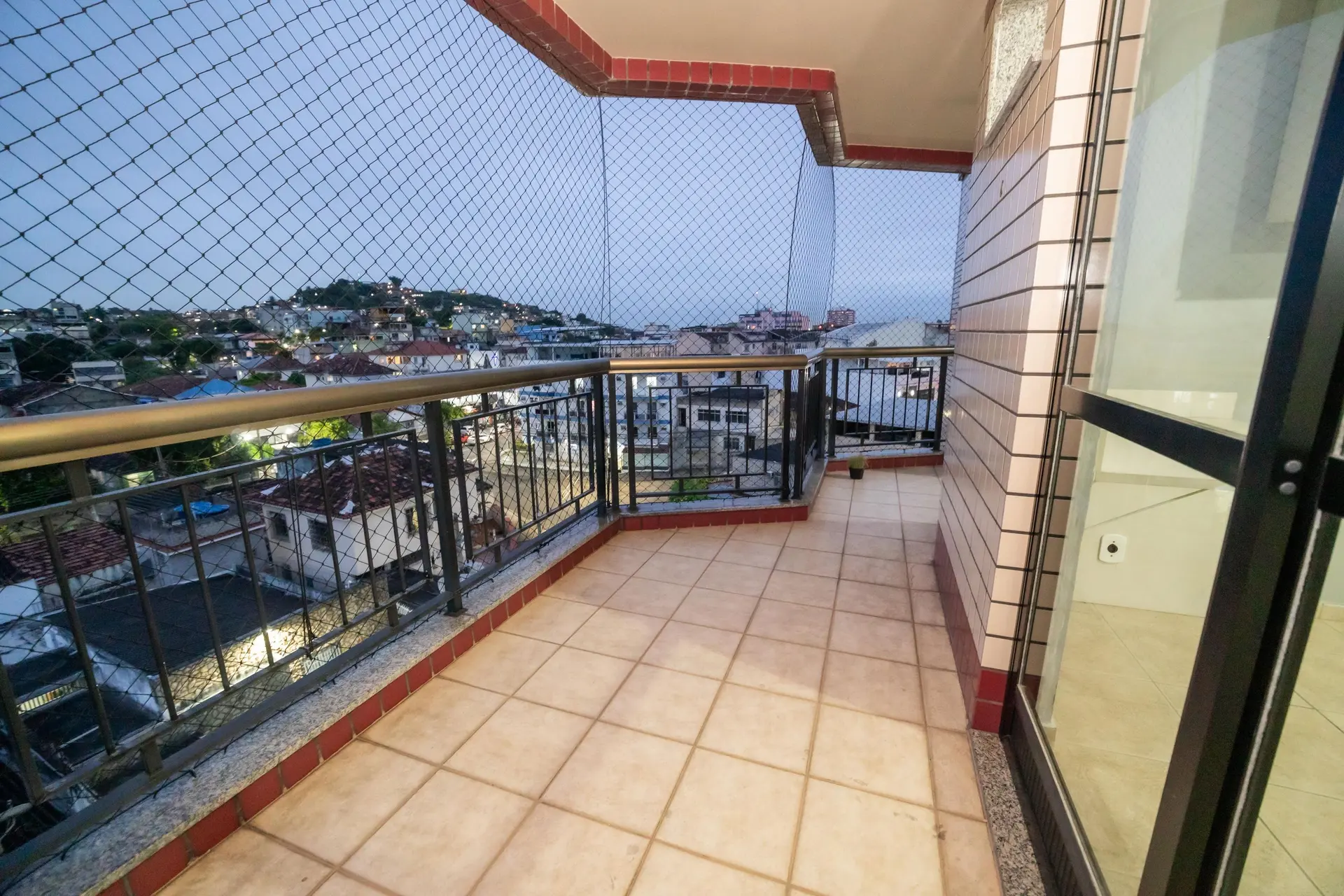 Glass-enclosed balcony in a 4-bedroom apartment, 110 m² — photo 10