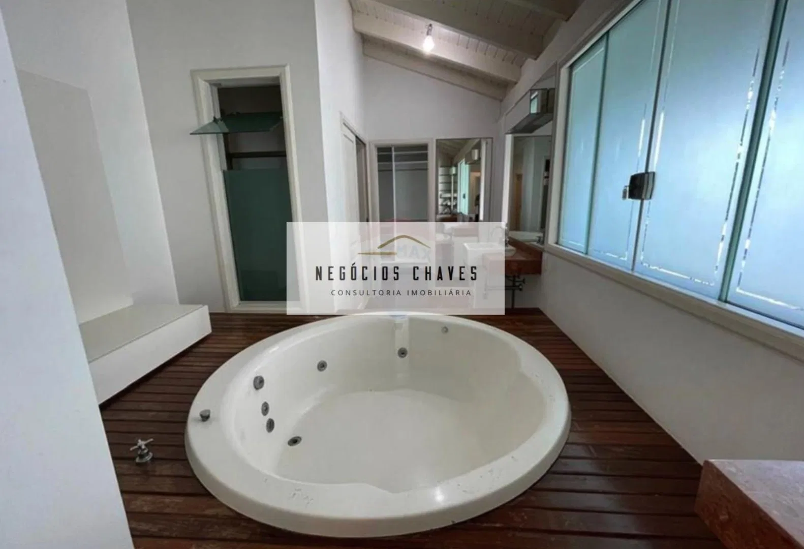 House with 7 bedrooms and a private-use pool — photo 8