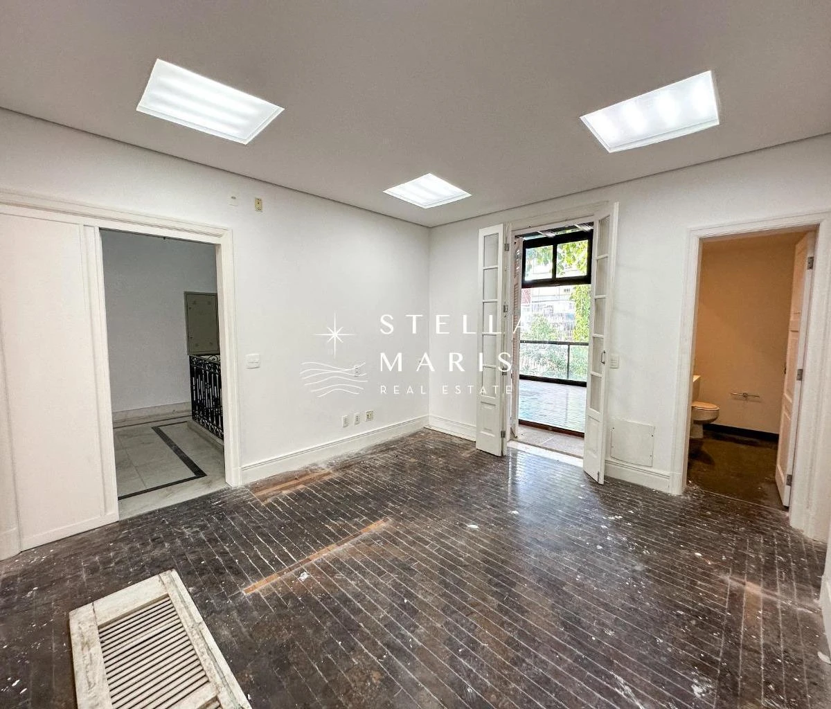 Glass-enclosed balcony in a 5-bedroom house, 402 m² — photo 36