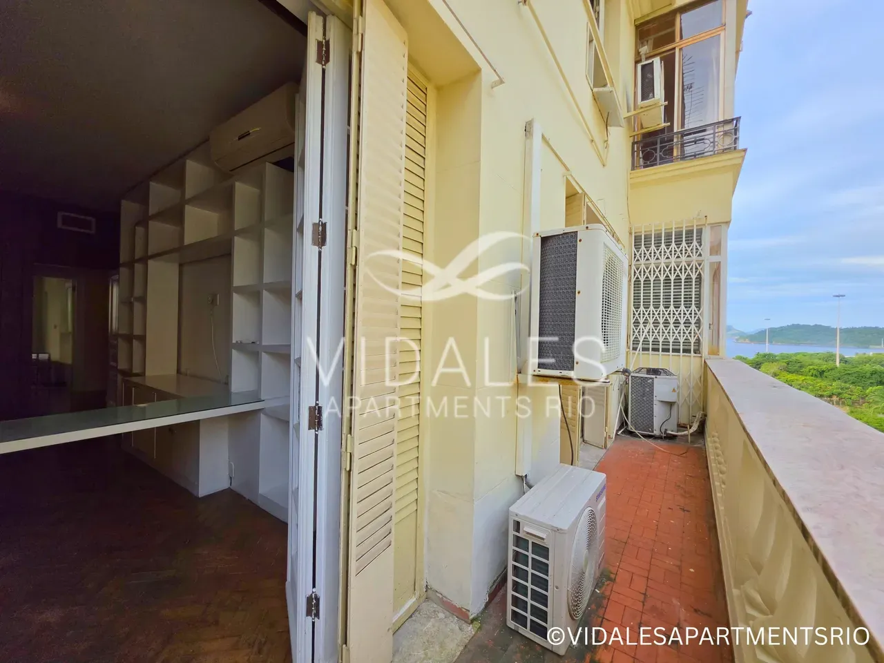 Unfurnished 4-bedroom apartment with a glassed-in balcony — photo 22