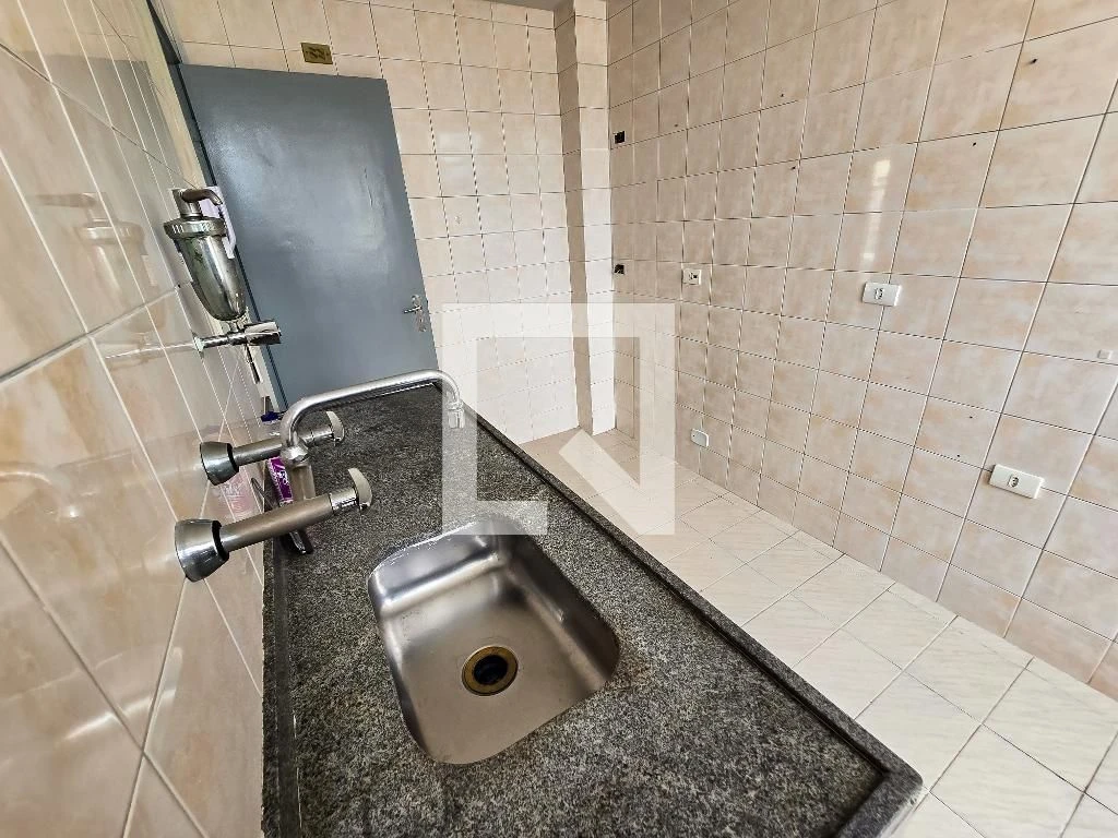 Apartamento com 2 quartos e varanda
