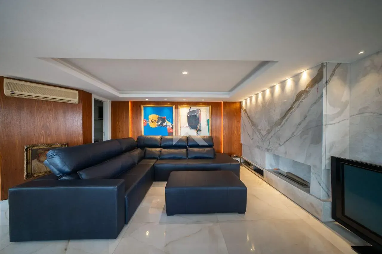Furnished apartment with 3 bedrooms and 221 m² — photo 2