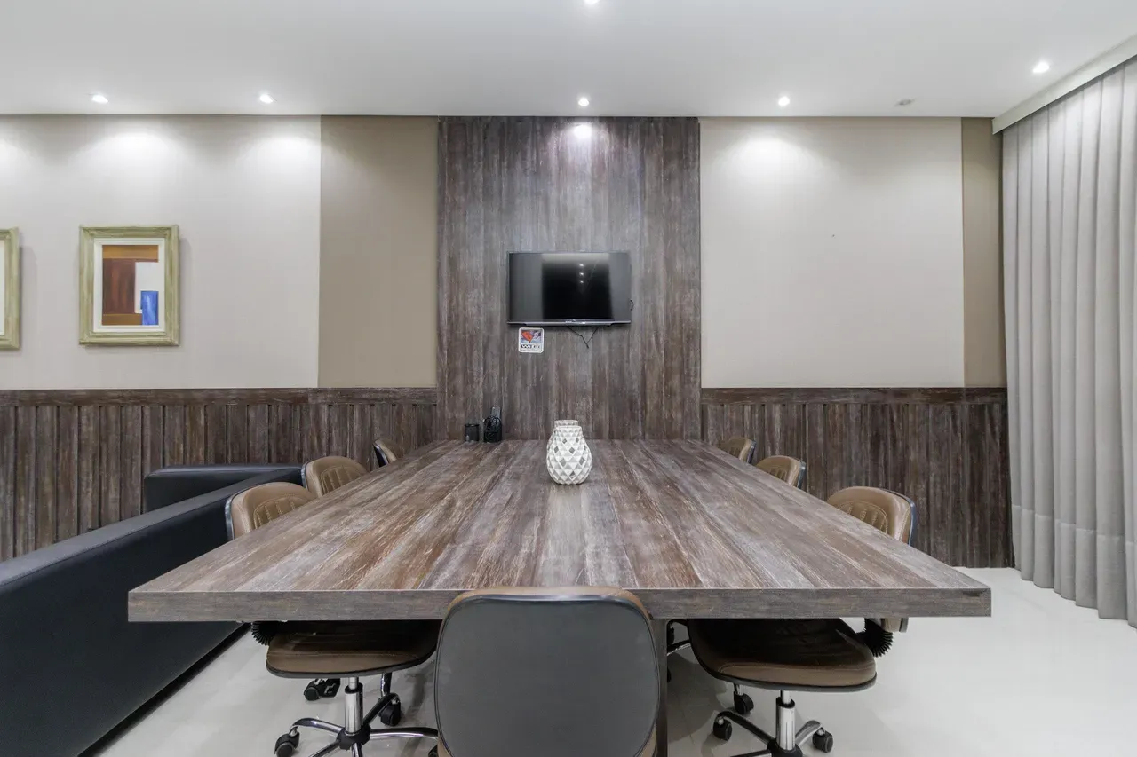 One-bedroom apartment in a building with a coworking space — photo 15