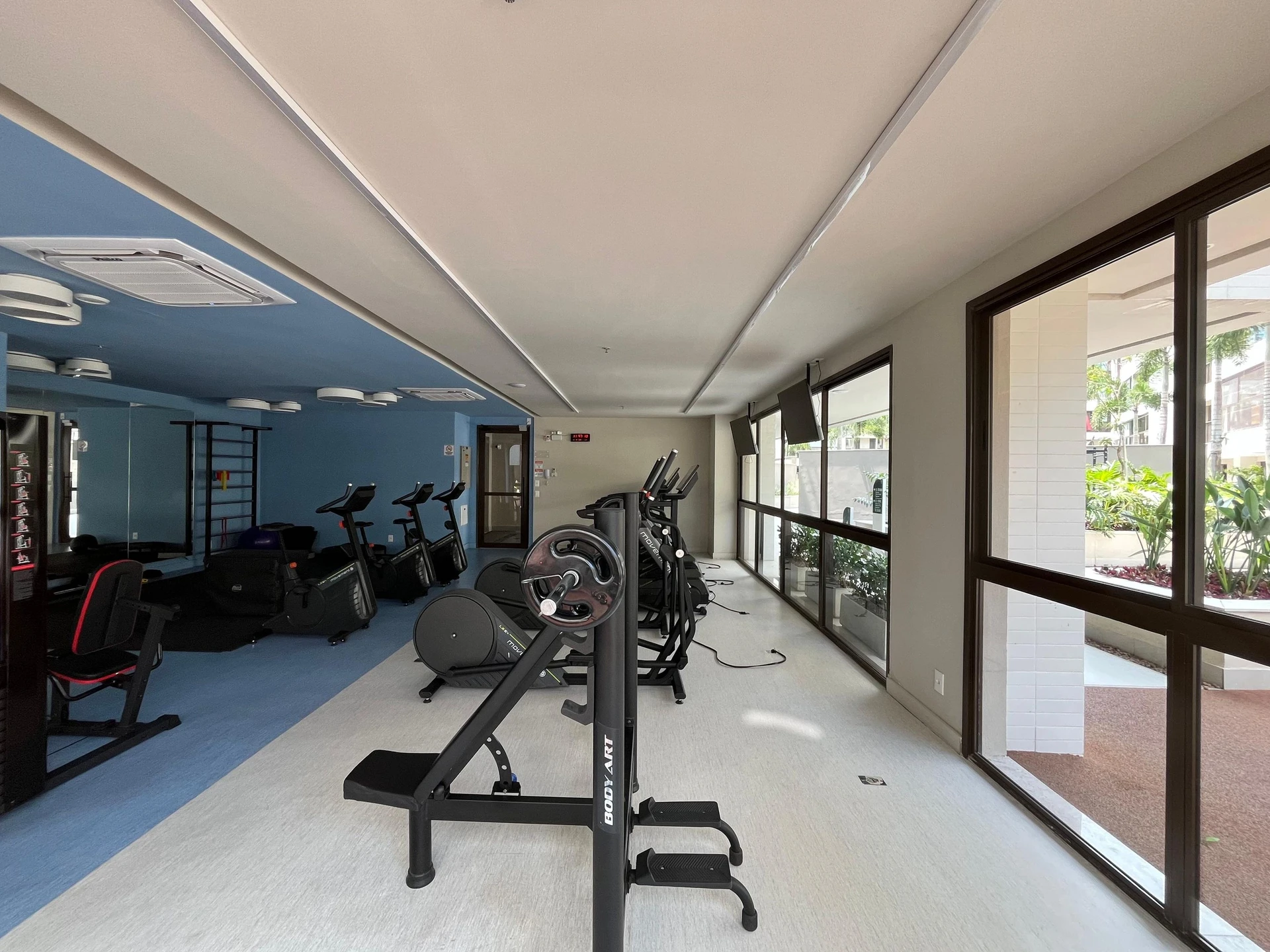 Furnished apartment, 89 m², with a glass-enclosed balcony — photo 50