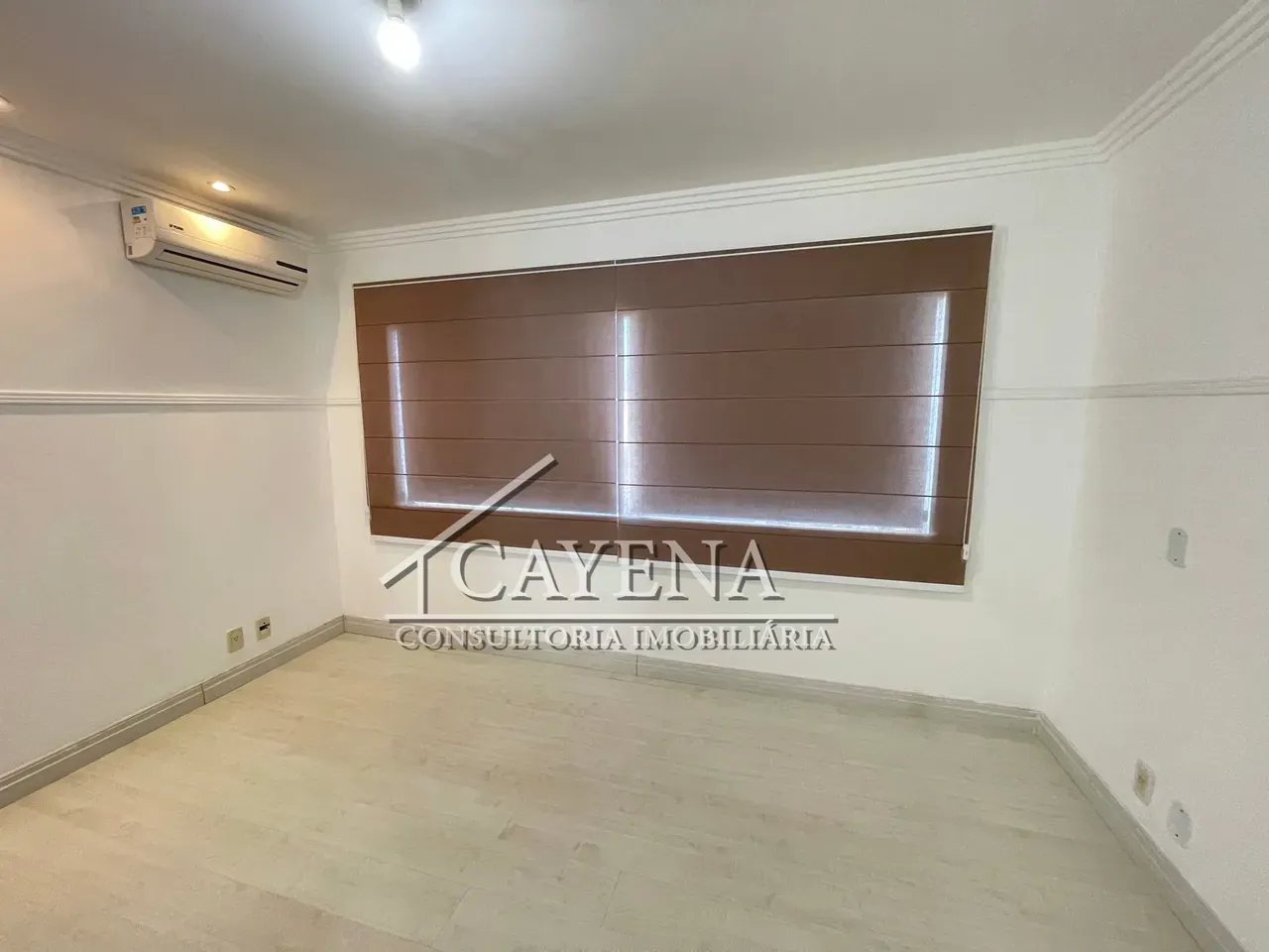 4 quartos e banheira: casa de 650 m² — photo 46