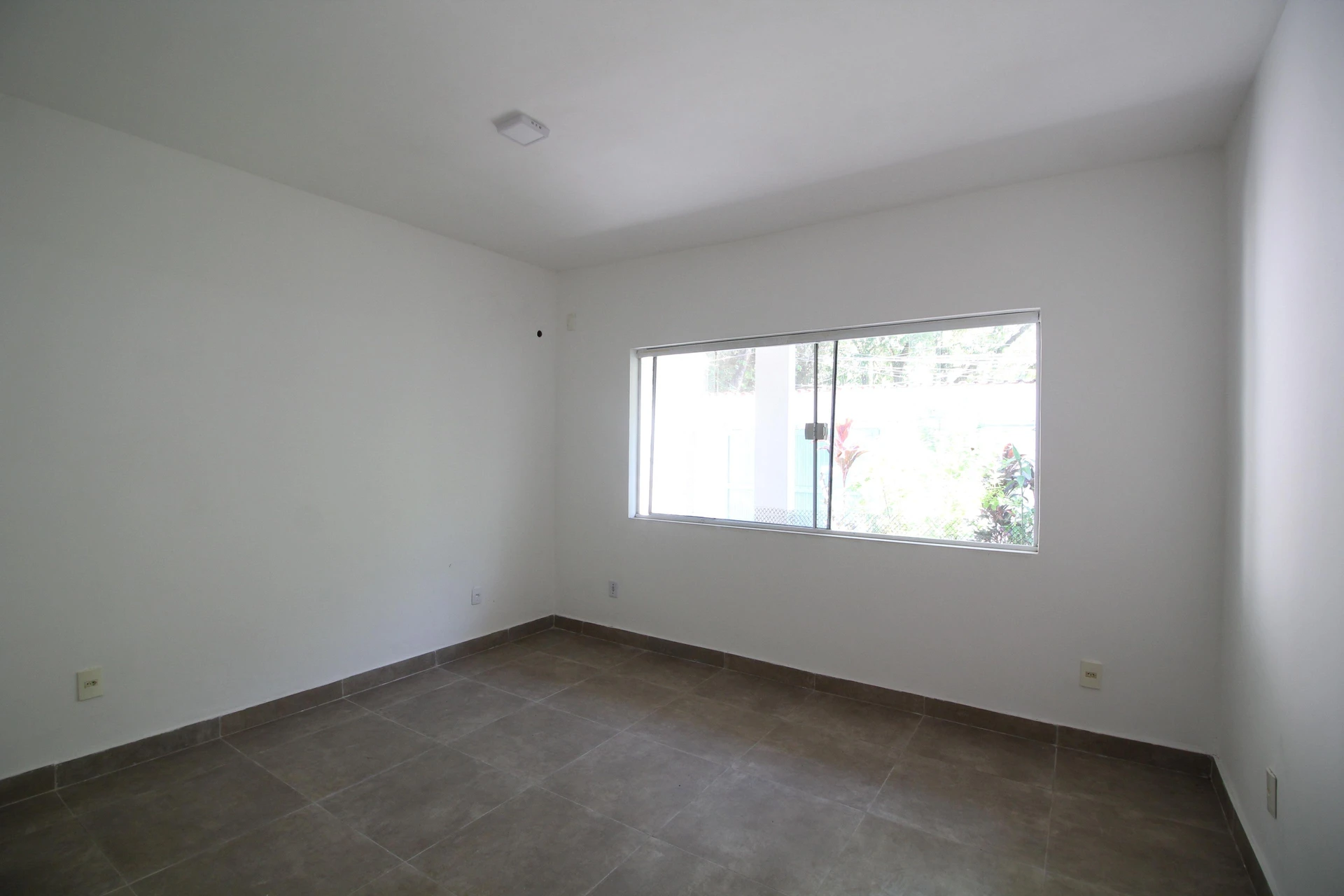 House with 4 bedrooms, 2 bathrooms and private garden — photo 5