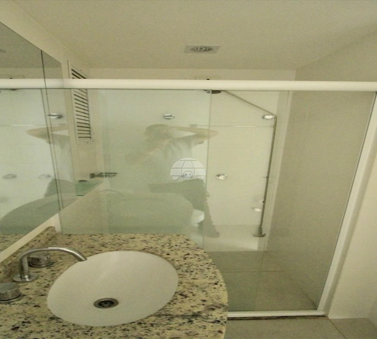 Balcony with a grill in a 2-bedroom apartment, 72 m² — photo 7