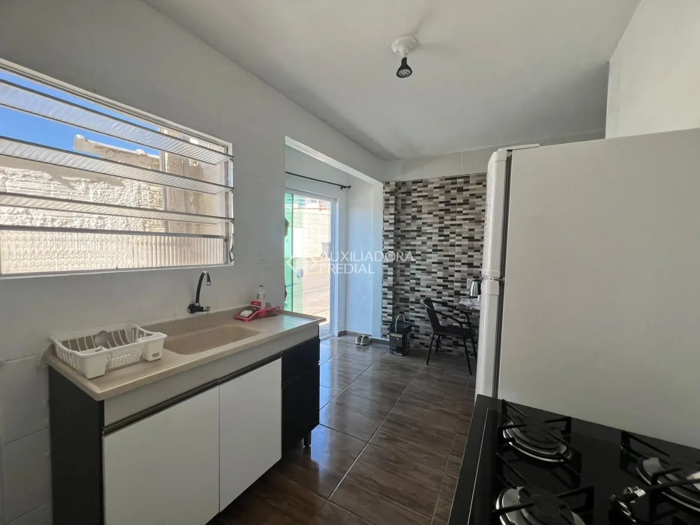 24 m² furnished studio with a compact gas kitchen — photo 2