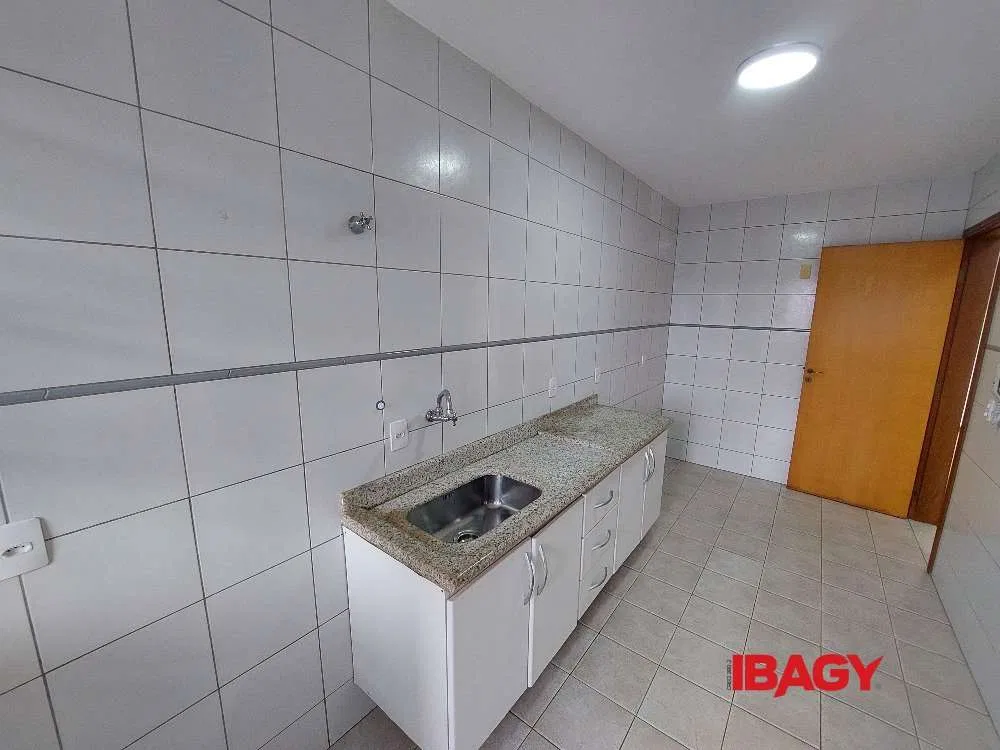 2-bedroom apartment with a closed-off kitchen — photo 8