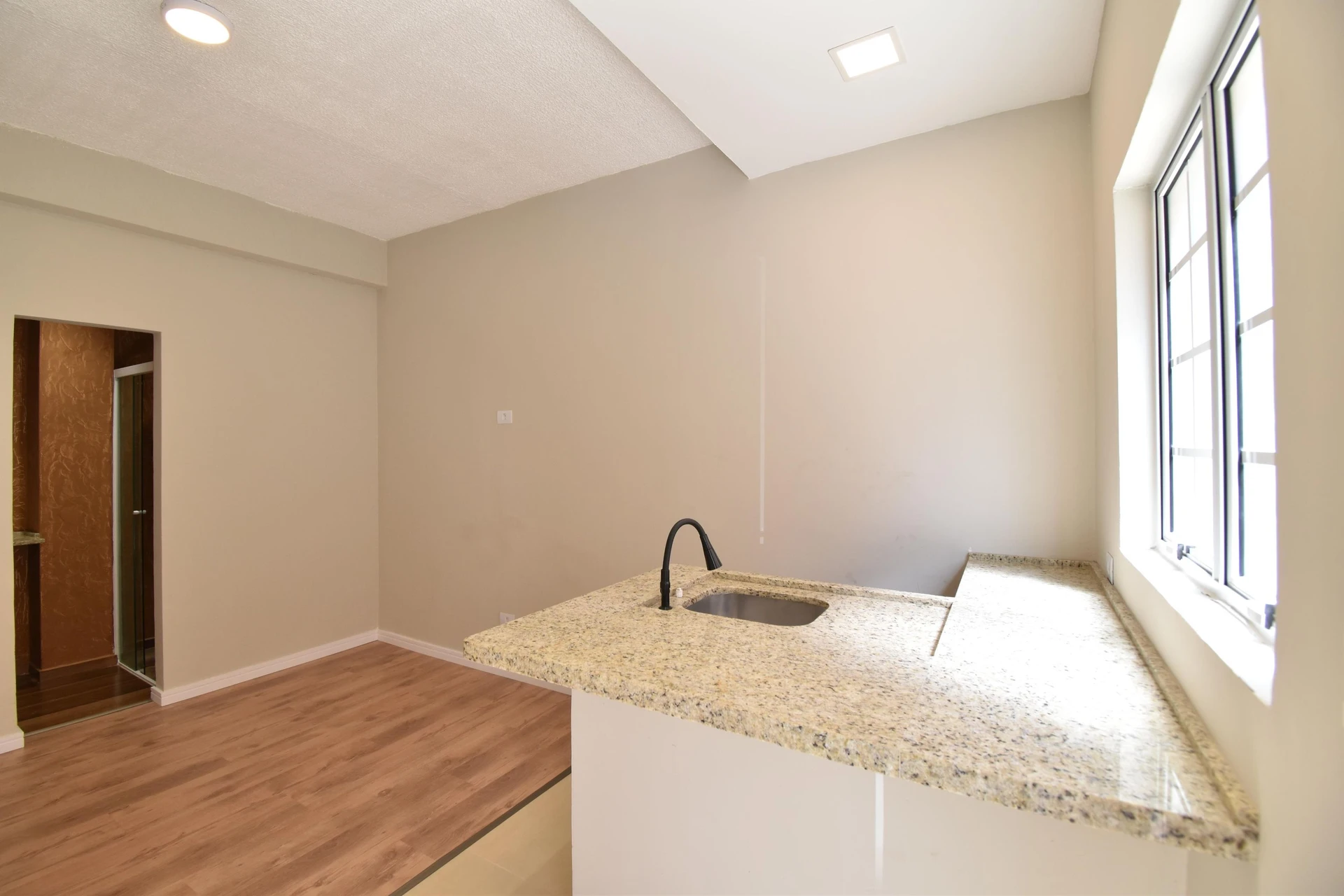 Studio, 38 m², with wood or laminate floors — photo 2