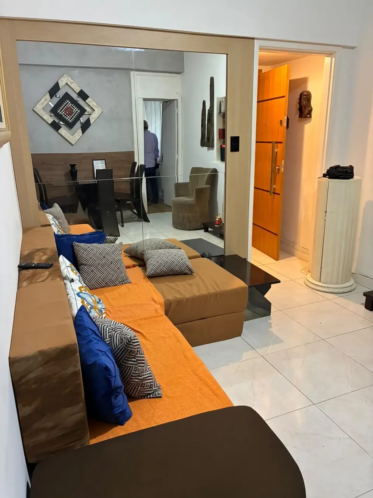 Apartamento mobiliado com 2 quartos e cozinha fechada