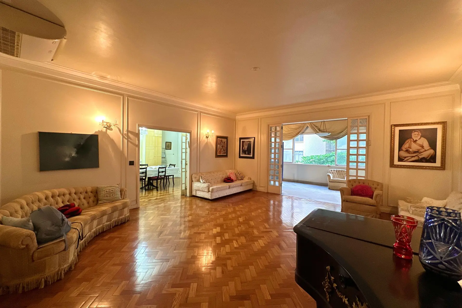 4-bedroom apartment with floor-to-ceiling windows