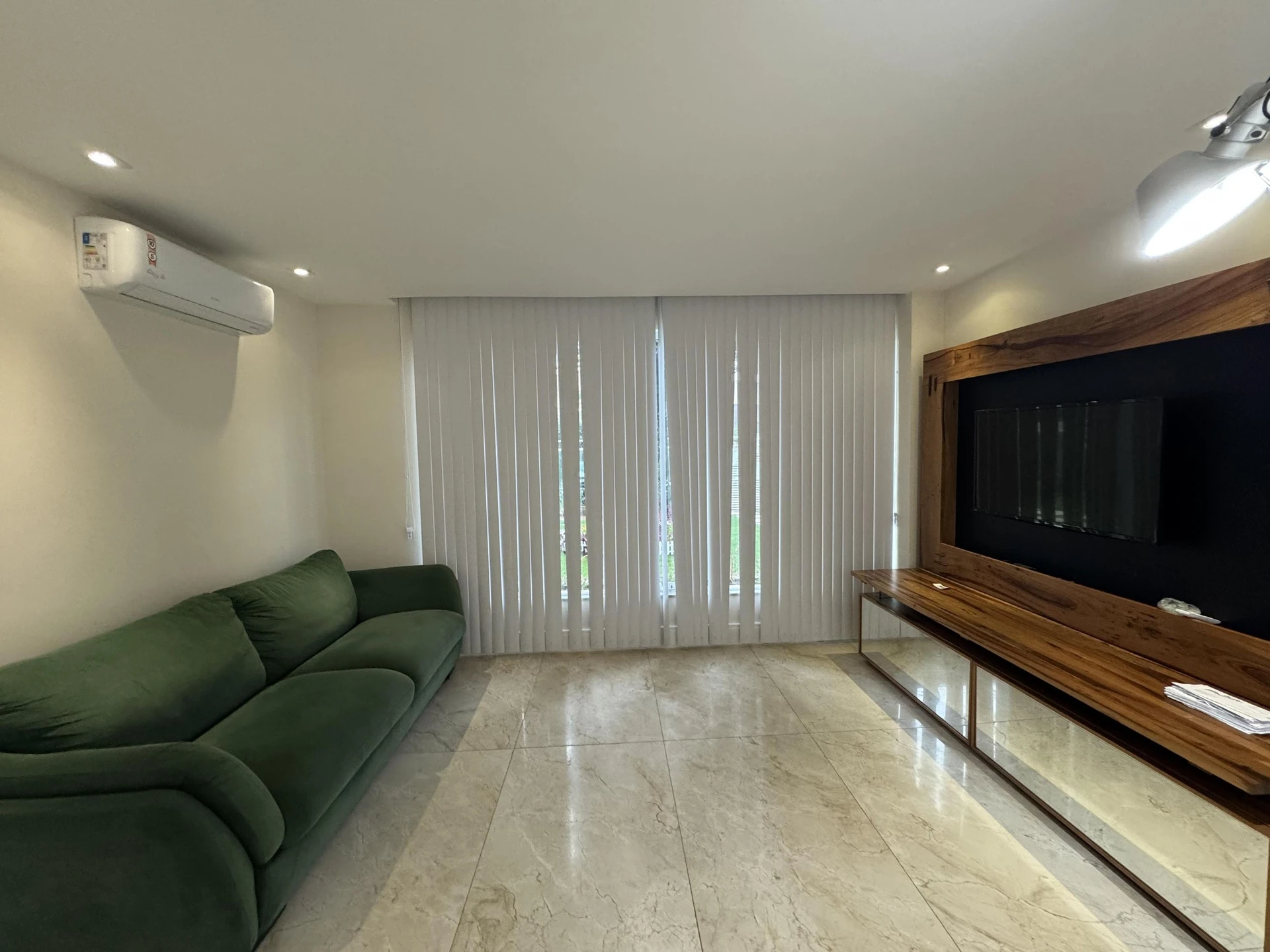 Bathtub in a 5-bedroom house, 1000 m² — photo 20