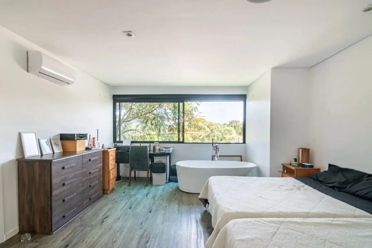 Furnished contemporary house with 3 bedrooms and 540 m² — photo 9