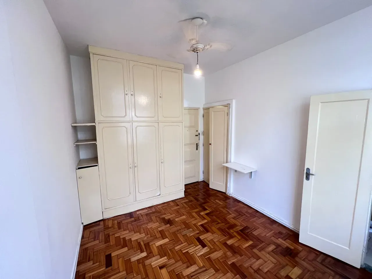 Studio on the 8th floor with wood or laminate floors