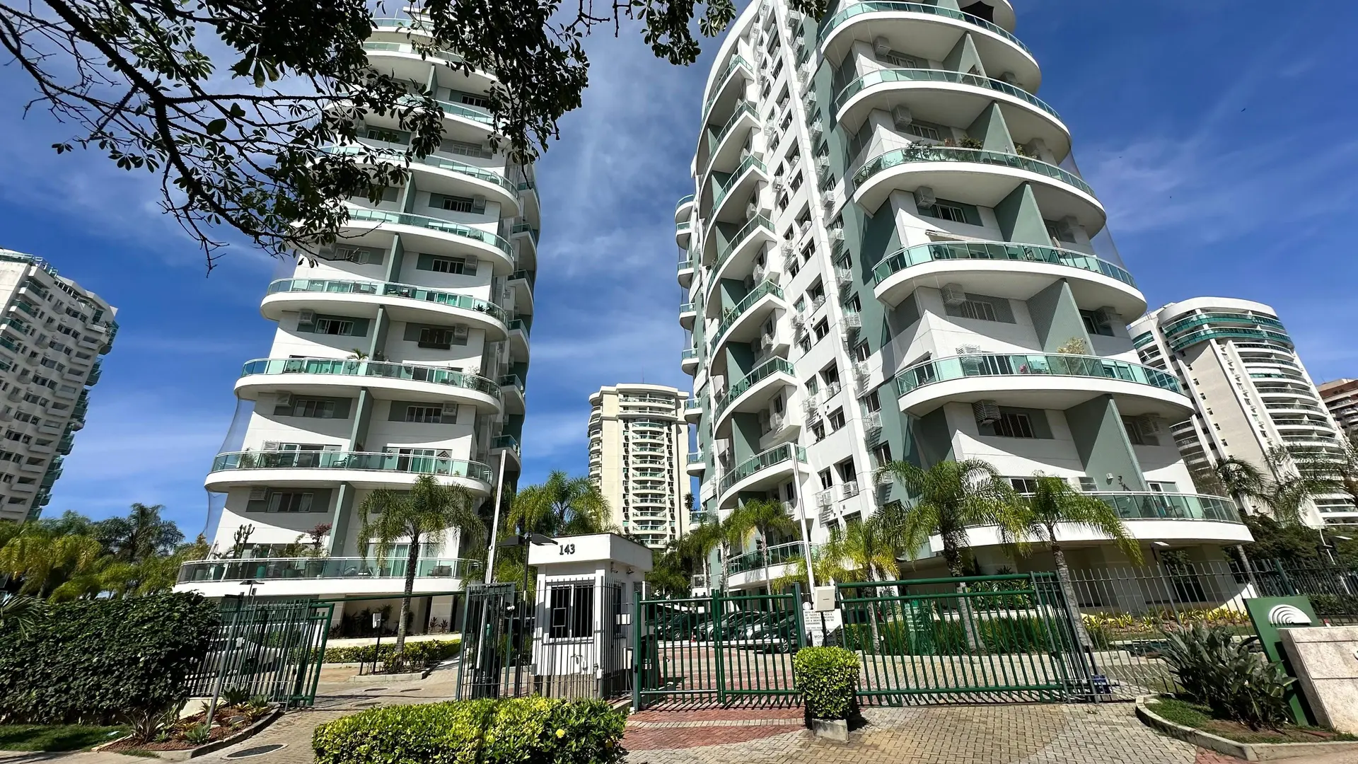 3-bedroom apartment with a glass-enclosed balcony — photo 58
