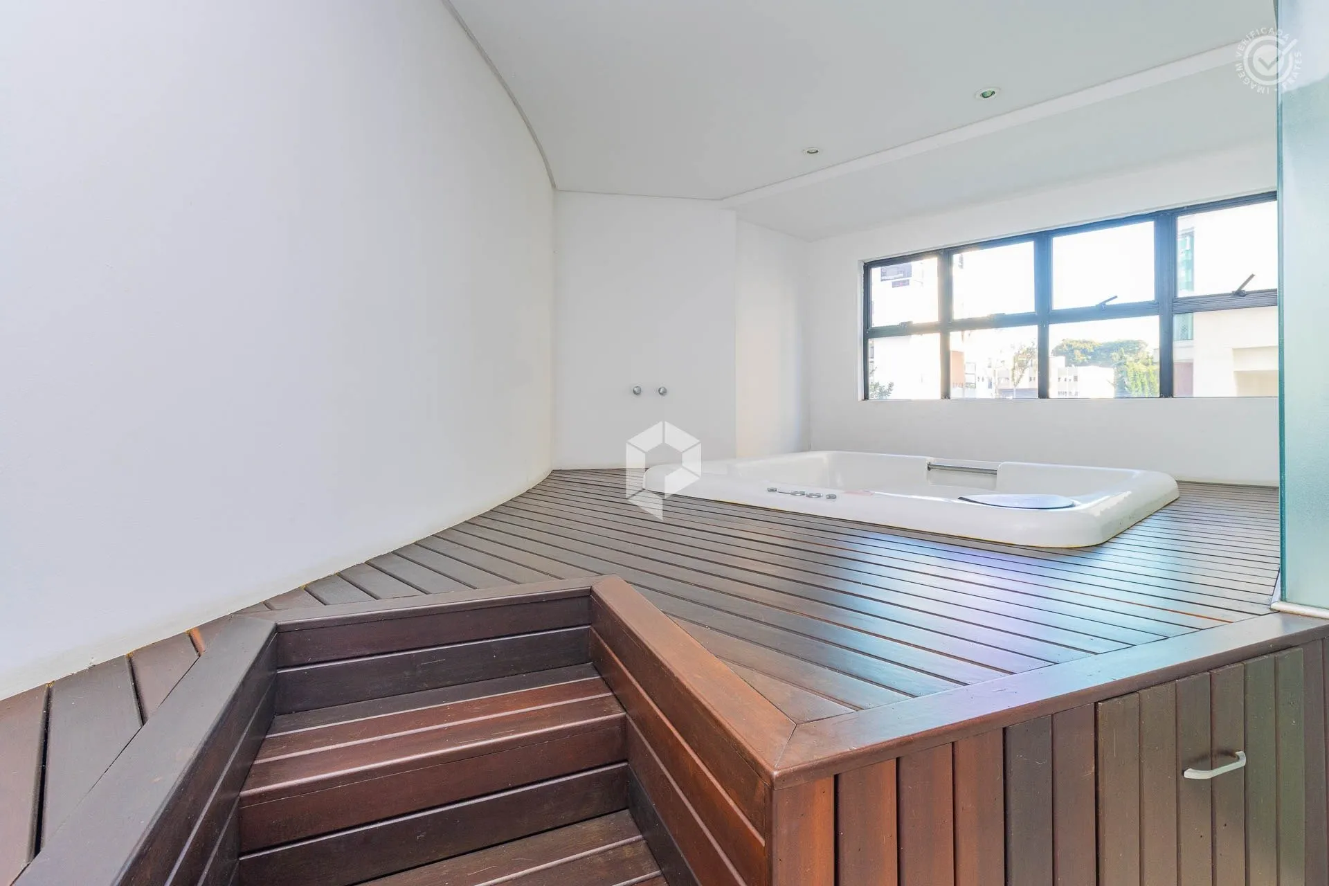 Furnished 1-bedroom apartment with a private BBQ — photo 29