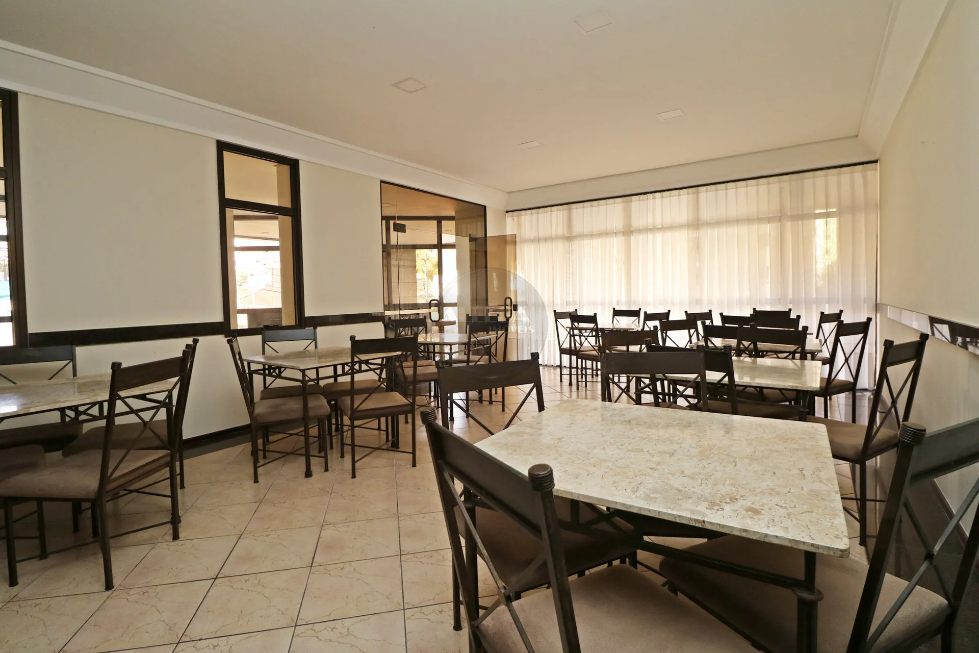 Apartamento com 4 quartos e piso de madeira na sala — photo 55