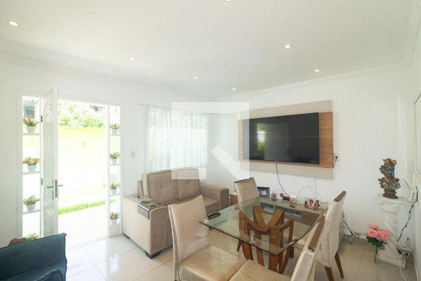 200 m² rental house with 3 bedrooms and a balcony