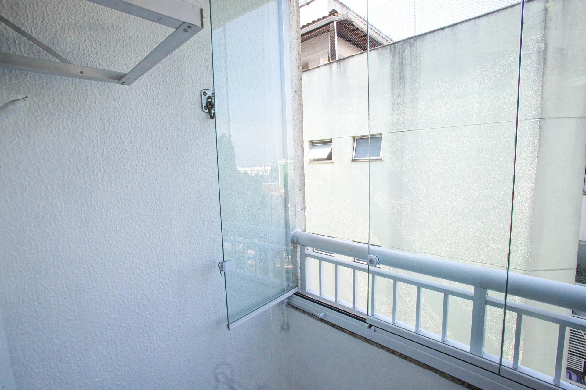 Glass-enclosed balcony in a 3-bedroom apartment, 131 m² — photo 36