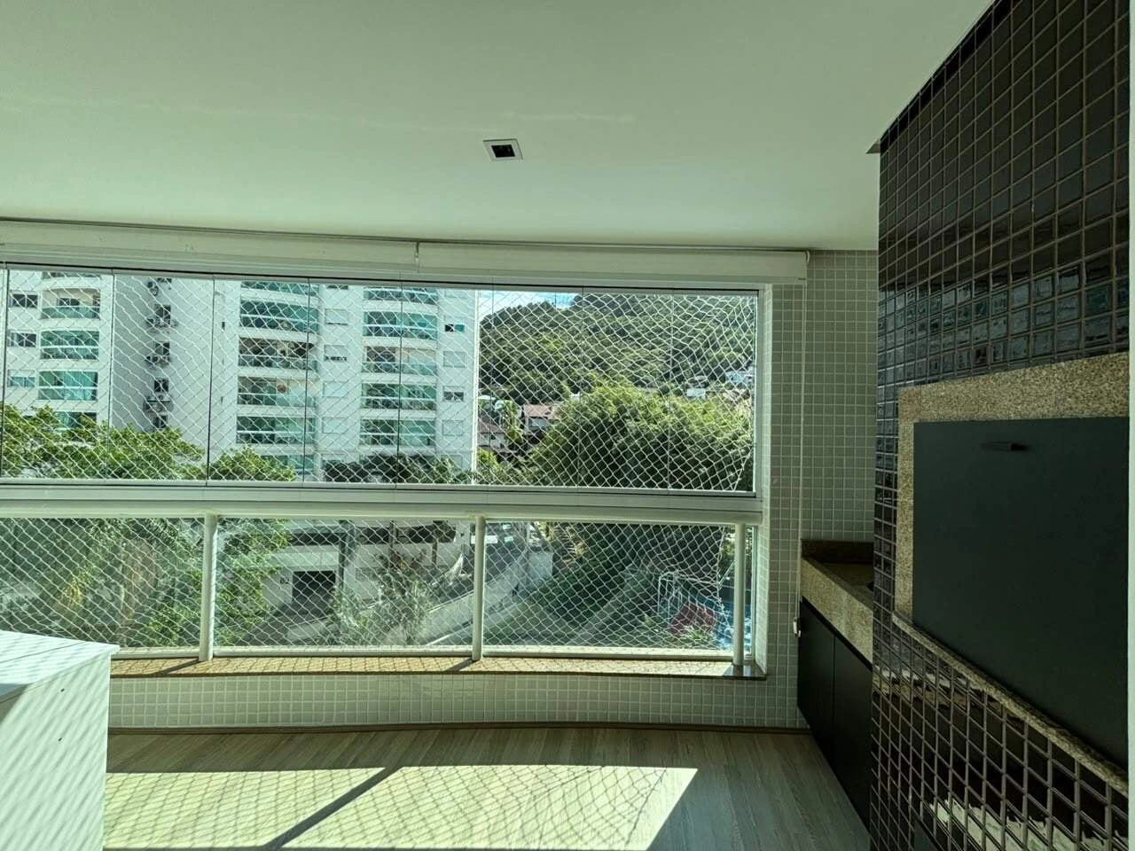Glass-enclosed balcony in a 4-bedroom apartment, 127 m² — photo 12