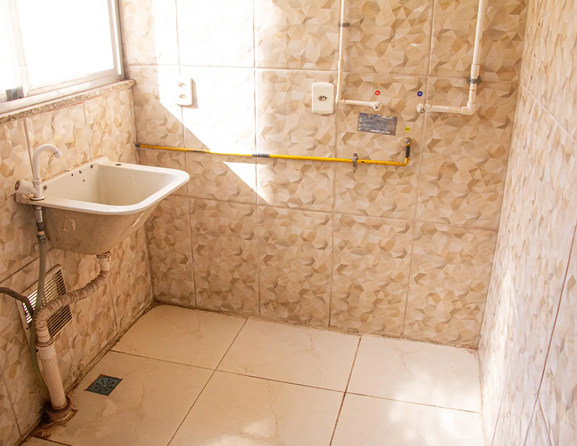 Unfurnished 2-bedroom apartment with pet-friendly policy — photo 9