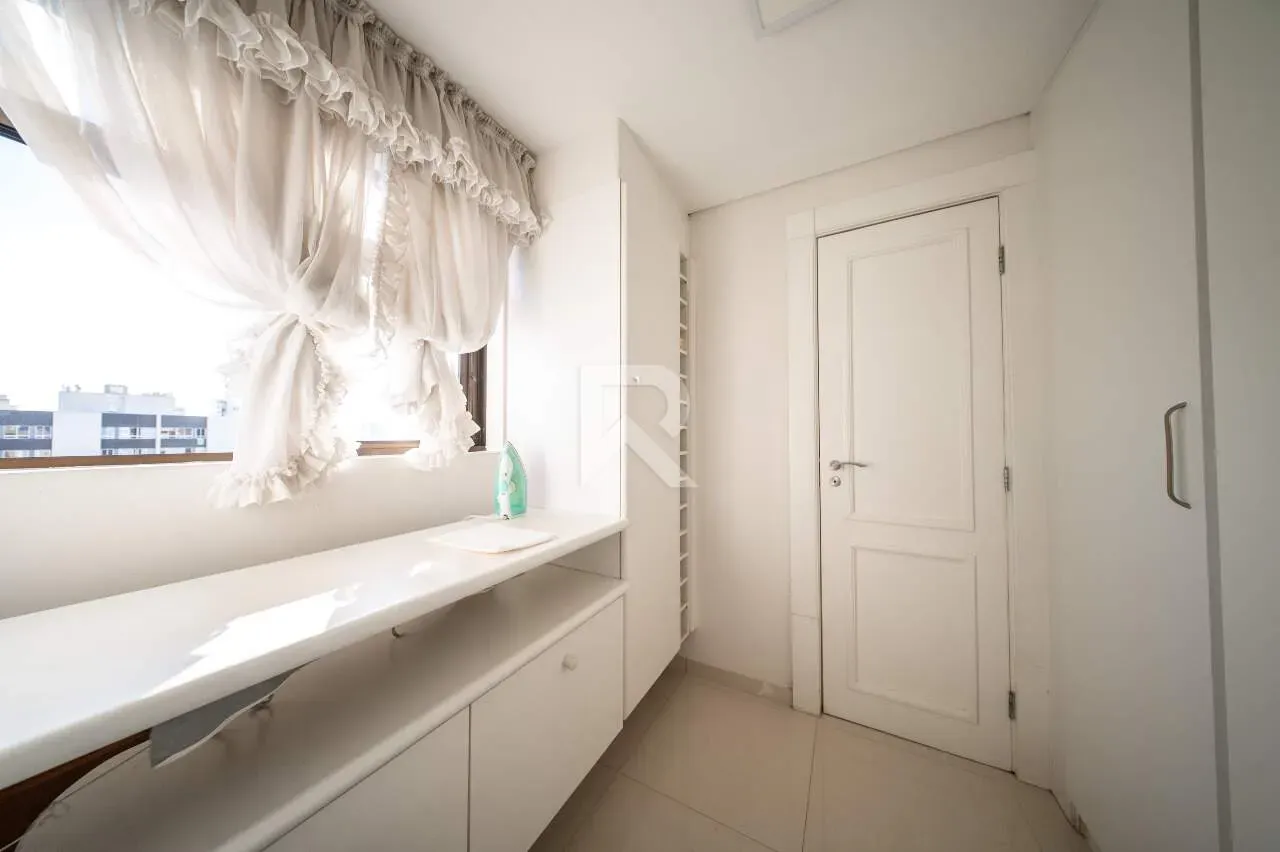 Furnished apartment with 3 bedrooms and 221 m² — photo 28